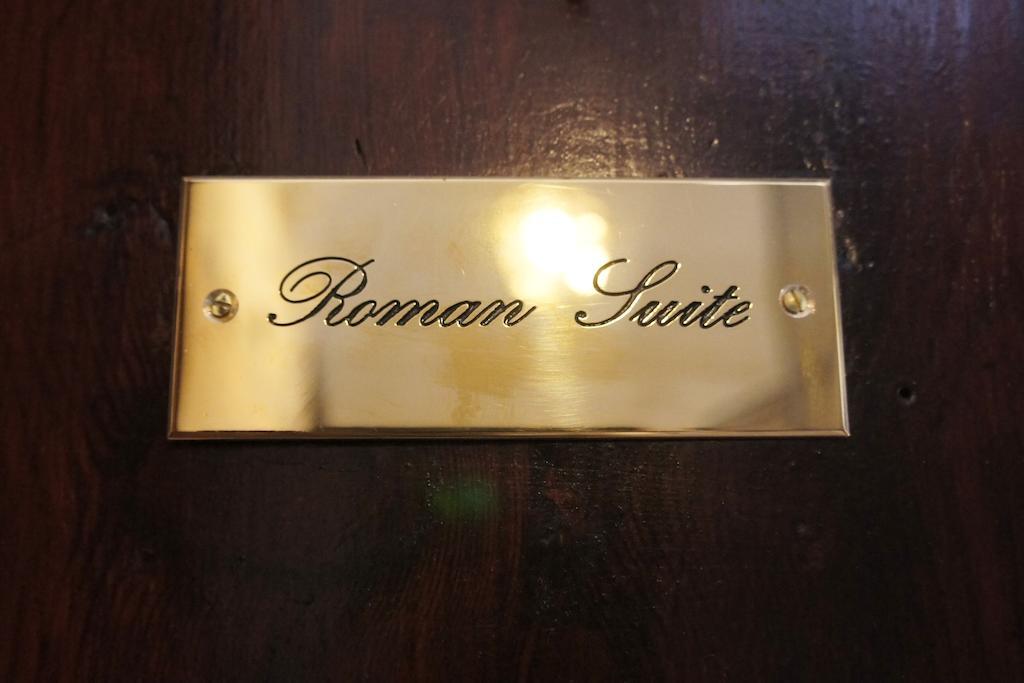 Roman Suite Rom